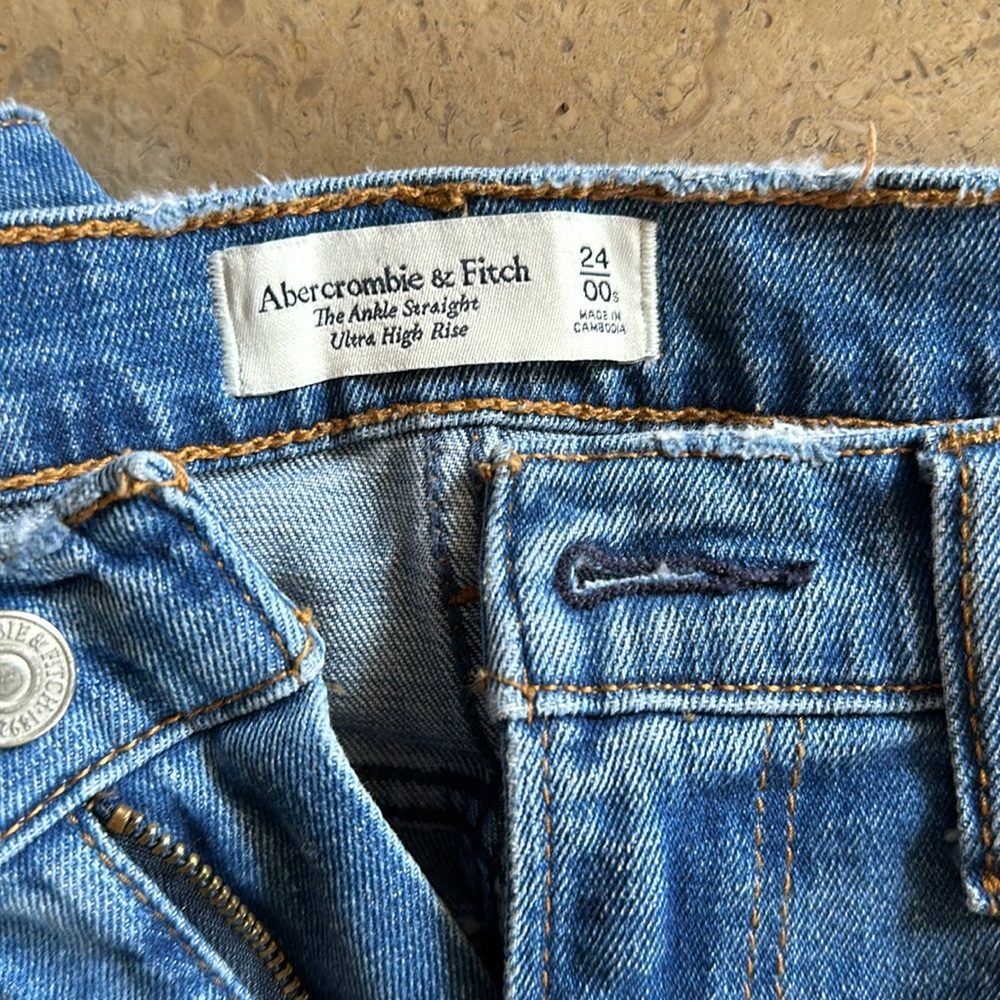 A&F ankle fray straight Sold! - Picture 3 of 3